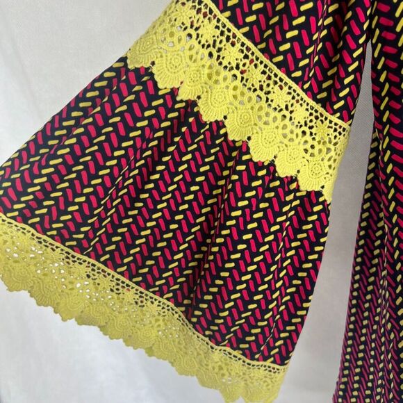 Voom by Joy Han Geometric Cold Shoulder Vneck Bell Embroidered Sleeve Top Sz SM - Picture 4 of 9